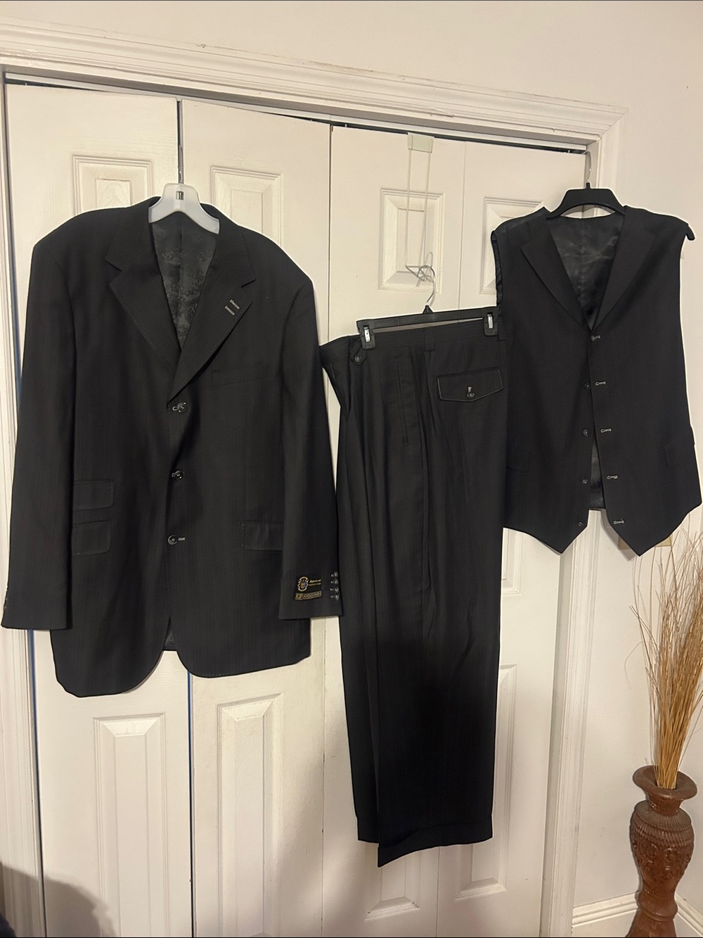 Men's Grey Three-Piece Suit Jacket, Vest & Trousers. Size 46L.    NWT